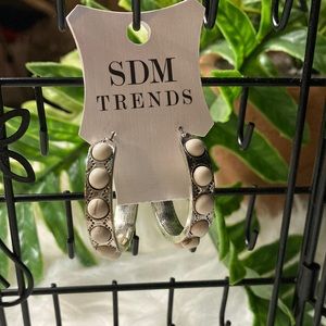 🌟New! Medium/Small Silver and Crackle White beaded Hoops!